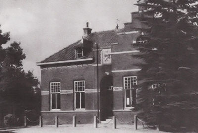 Derde gemeentehuis, sinds 1955 wijkgebouw Wit-Gele-Kruis. 